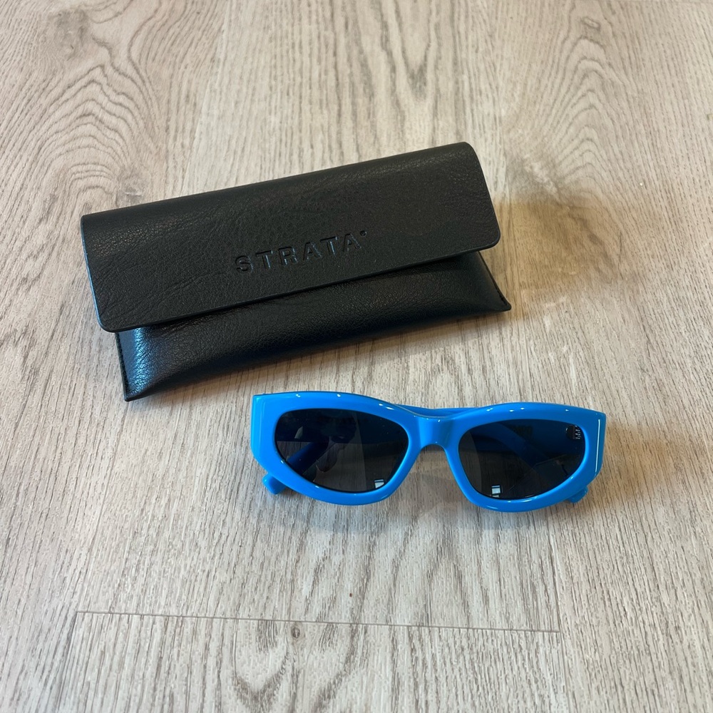 Strata Tempo Sunglasses in Azure/smoke